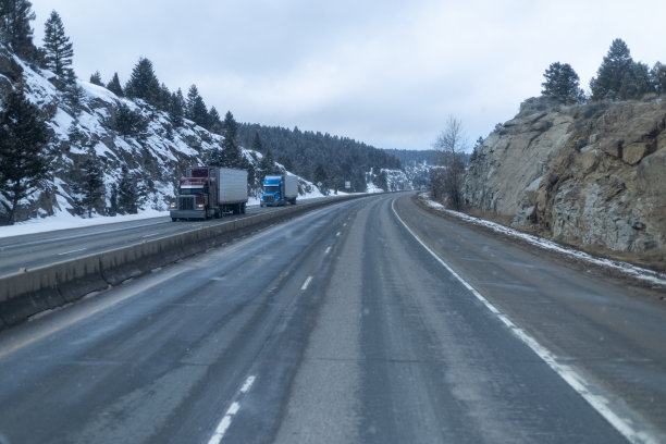 冬季高速公路鸟瞰图图片下载