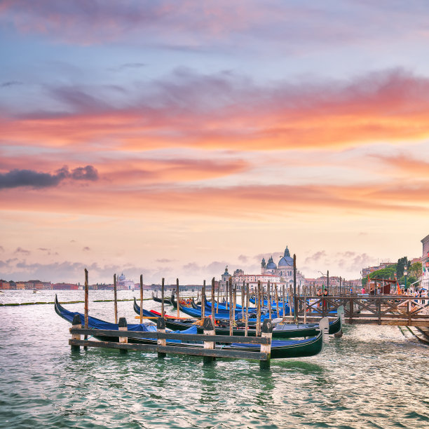 迷人的风景里瓦德格利斯基亚沃尼与停在威尼斯的贡多拉。热门旅游目的地。图片下载