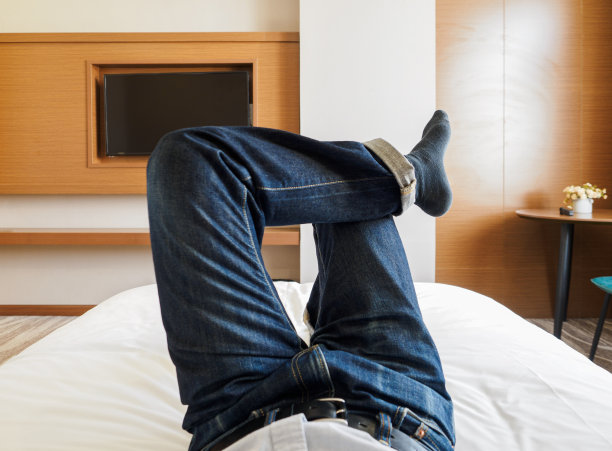 男人躺在床上休息图片下载