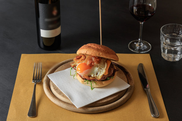 鸡蛋和培根汉堡是美食图片下载