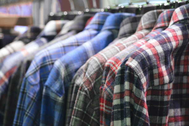 采购产品衣架与衬衫，男人的特写照片，衣架上的衬衫图片下载