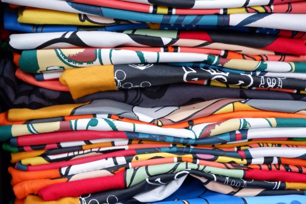 一堆衣服。图片下载