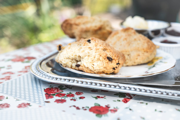 复古的英式中式蛋糕架和自制的烤饼图片下载