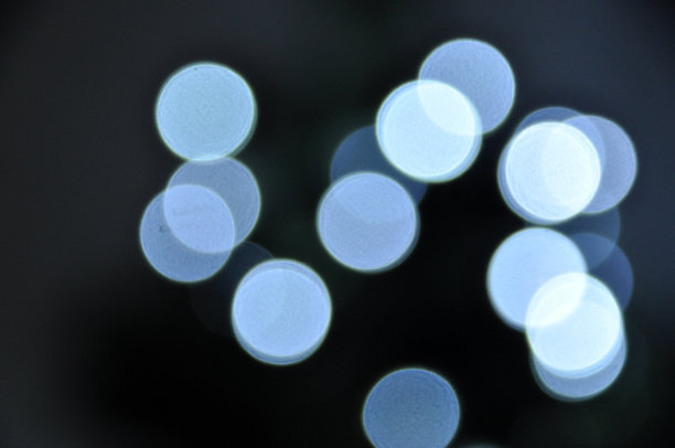 散焦蓝灯在黑色背景圣诞灯图片下载