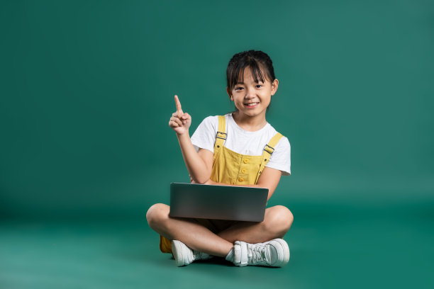 美丽的亚洲女孩在蓝色背景上摆姿势图片下载