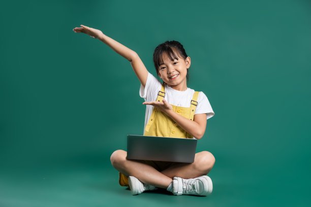 美丽的亚洲女孩在蓝色背景上摆姿势图片下载