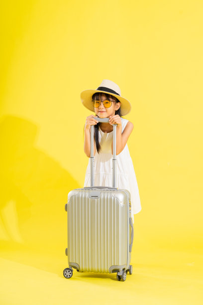 快乐的亚洲女孩穿着白色的裙子，孤立在白色的背景上图片下载