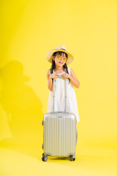 快乐的亚洲女孩穿着白色的裙子，孤立在白色的背景上图片下载