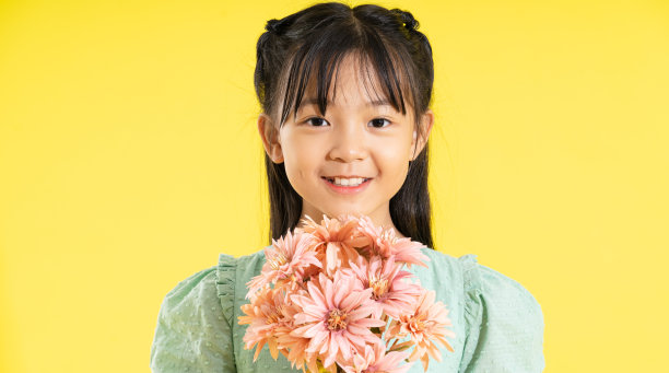 黄色背景上快乐微笑的亚洲女孩图片下载