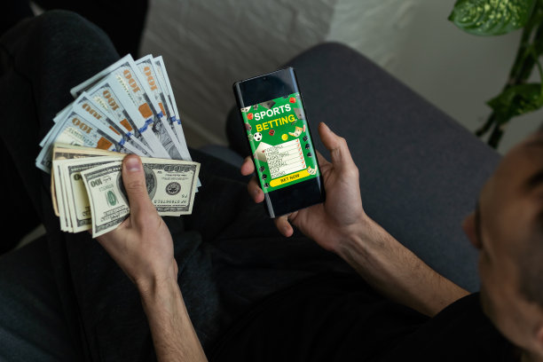 人们在笔记本电脑上观看足球直播，为自己喜欢的球队加油，在博彩公司的网站上下注图片下载