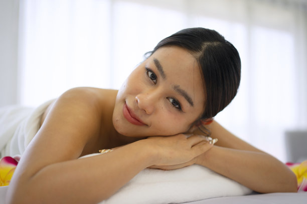 漂亮的女人花时间在度假和水疗酒店。图片下载