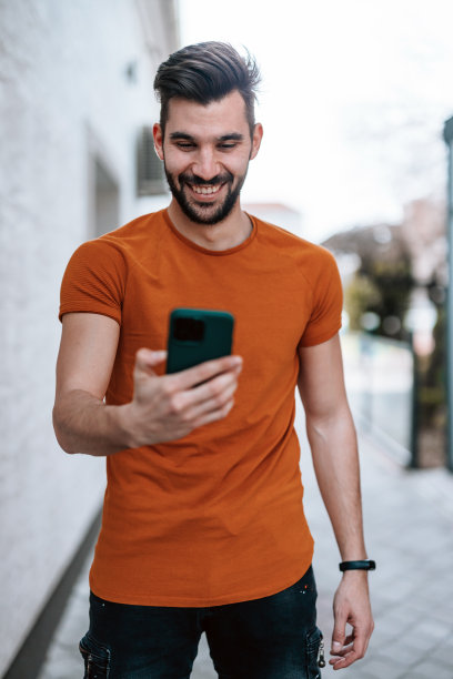 看视频的男人图片下载