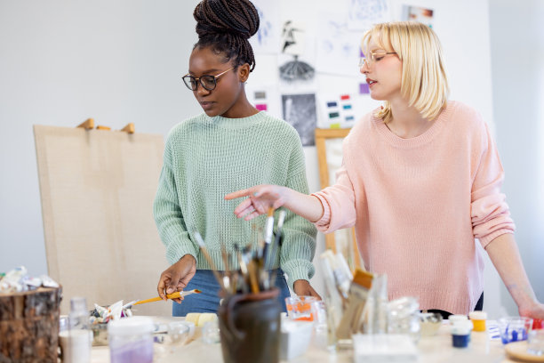 年轻的女艺术家在她们的画室里图片下载