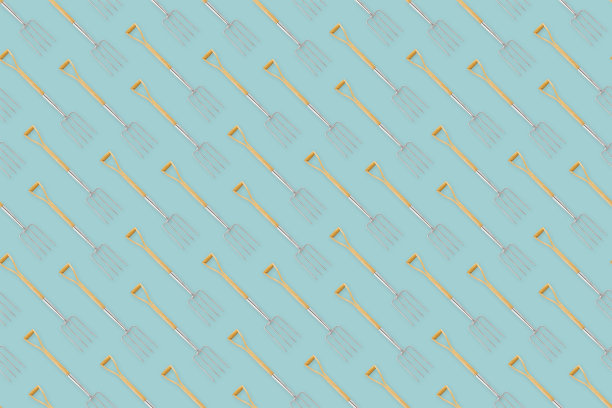 无缝图案与园艺工具和园艺设备，叉子与木柄，孤立的顶视图在浅蓝色的背景。为温室或花店包装模板。图片下载