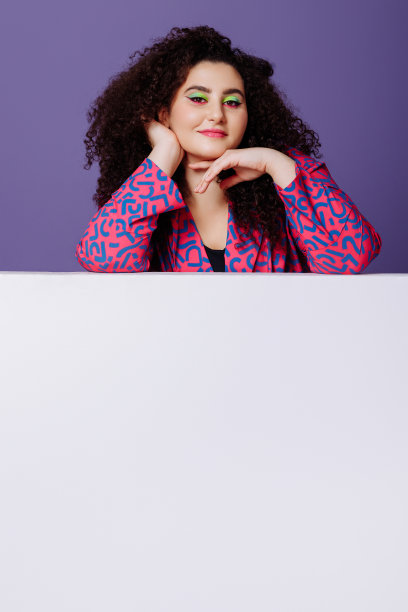 穿亮色西装的大号女人图片下载