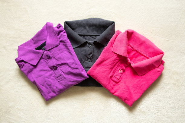 马球五彩皱巴巴地躺在桌子上凑近图片下载