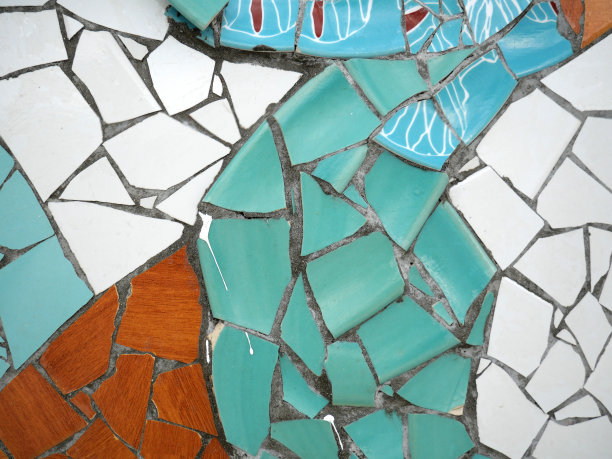 由五颜六色的陶瓷碎片做成的墙。这是一件美丽的艺术品。图片下载