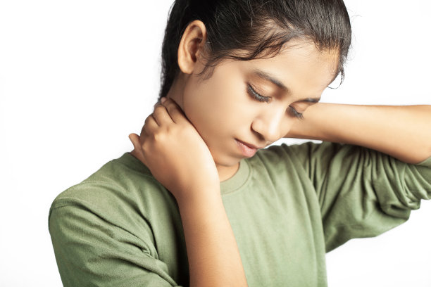 闭着眼睛的女孩脖子痛图片下载