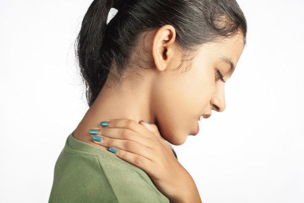 一个女人肩膀疼痛的侧面图图片下载