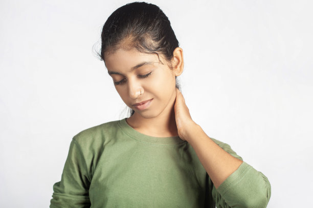 闭眼颈部疼痛的女性图片下载