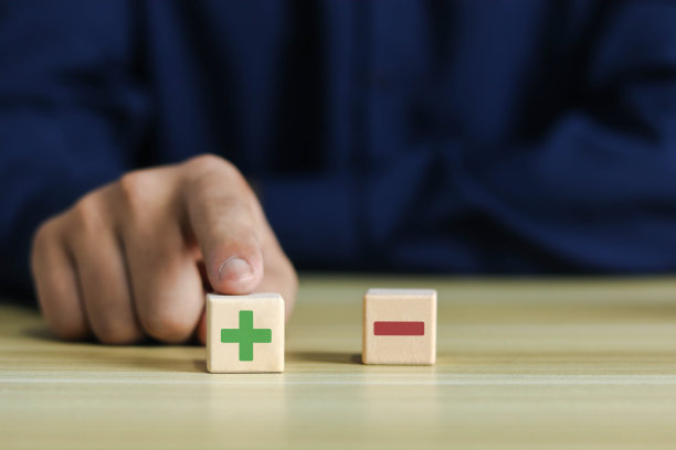 商人手上有正负木块图片下载