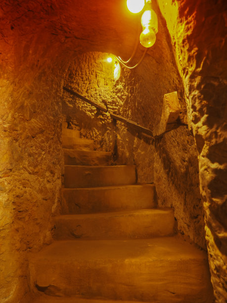 灯光通向出口，挖掘隧道。图片下载