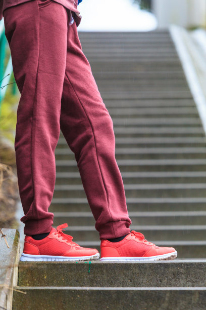 穿着红色运动鞋的女士图片下载