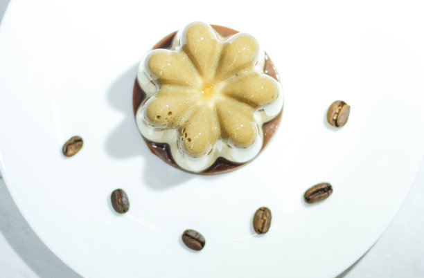 上图是盘子里的咖啡布丁图片下载