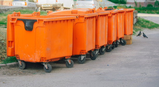 城市里的橙色垃圾桶图片下载