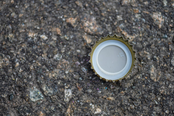 寂寞的瓶盖在沥青上…图片下载