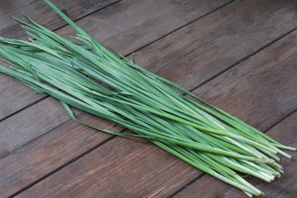 木桌上的韭菜。图片下载