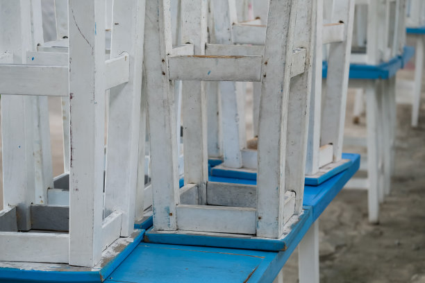 木椅倒立在桌子上。图片下载