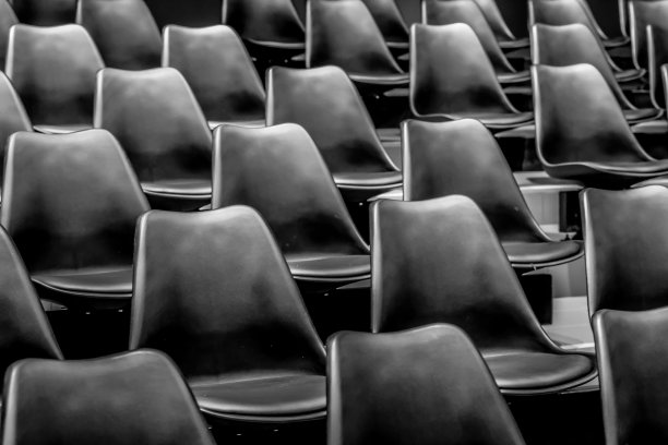 教堂大厅里的椅子。图片下载