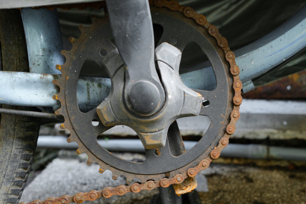 生锈的自行车链条和齿轮图片下载