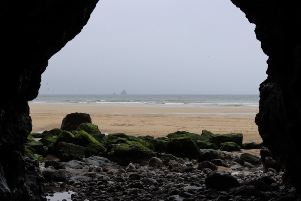 在一个海洞里看向沙滩图片下载