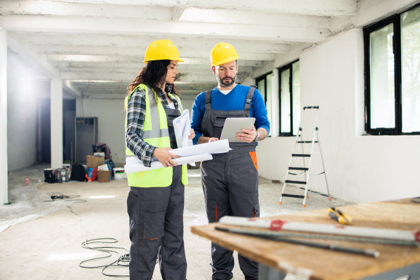 一对年轻夫妇正在装修他们的公寓图片下载