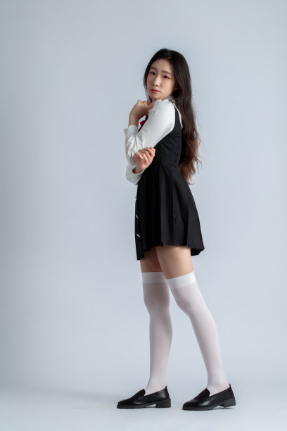 有吸引力的开朗女孩摆姿势的全身尺寸视图复制空白空间孤立在灰色背景图片下载