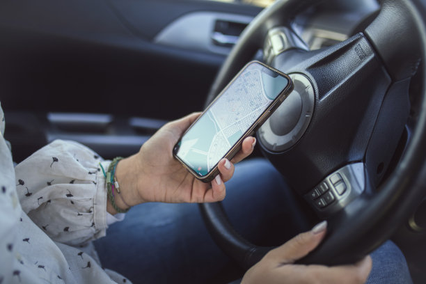 女游客开车时使用手机和手机应用图片下载