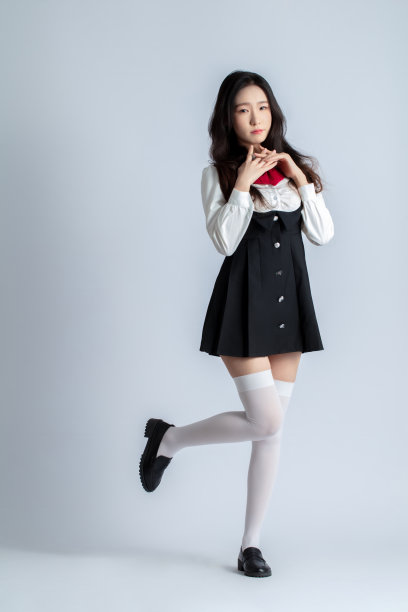 有吸引力的开朗女孩摆姿势的全身尺寸视图复制空白空间孤立在灰色背景图片下载