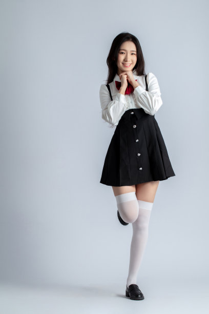 有吸引力的开朗女孩摆姿势的全身尺寸视图复制空白空间孤立在灰色背景图片下载