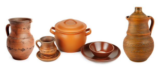 一套古老的陶瓷厨房工具孤立在白色的背景。全景拼贴。宽照片。图片下载