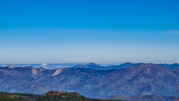 埃特纳火山-在欧洲意大利西西里岛卡塔尼亚的埃特纳火山上，凝固的熔岩、火山灰和浮石在积雪覆盖的斜坡上，景色优美图片下载