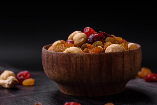 混合烤腰果，榛子和核桃与干蔓越莓和葡萄干图片下载