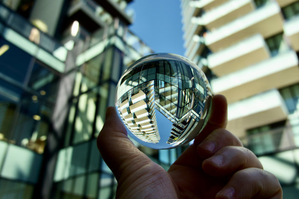 手持水晶球对抗现代建筑图片下载