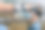 一个无法辨认的年轻女农民用手机横拍奶牛的特写照片。专注于屏幕。图片下载