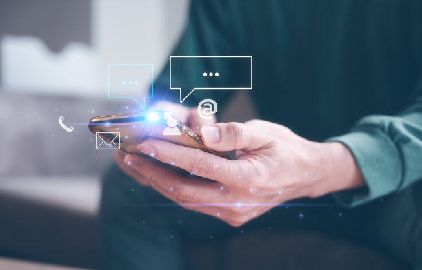 社交媒体互联网网络连接概念，男子手持短信在手机屏幕上聊天，搜索互联网信息。技术联系沟通连接人的概念图片下载