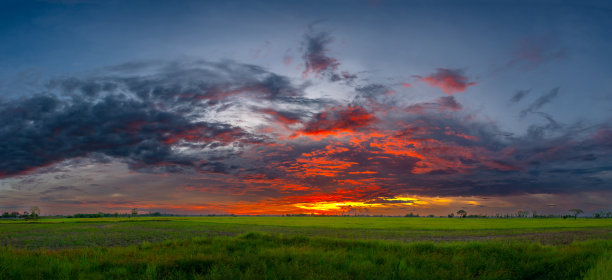 全景俯视图无人机在泰国村庄上空拍摄的航拍照片。顶视图美丽的日落与戏剧性的天空云。日出，乌云笼罩稻田。图片下载