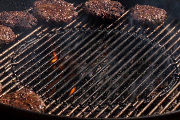 烧烤汉堡馅饼在热炭燃烧烧烤图片下载