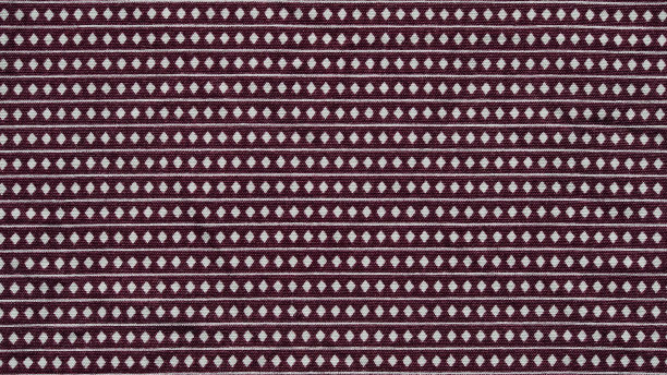 酒红色和白色菱形和条纹织物图案背景的细节图片下载