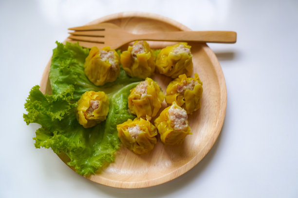 一张俯视图照片显示，早餐时，猪肉饺子排在盘子里。图片下载